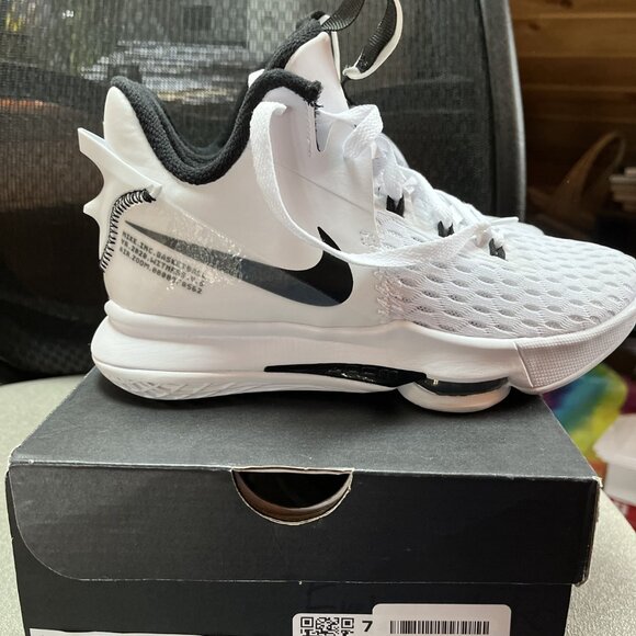 NEW - NIKE LEBRON WITNESS V Size 5.5 US main image 4